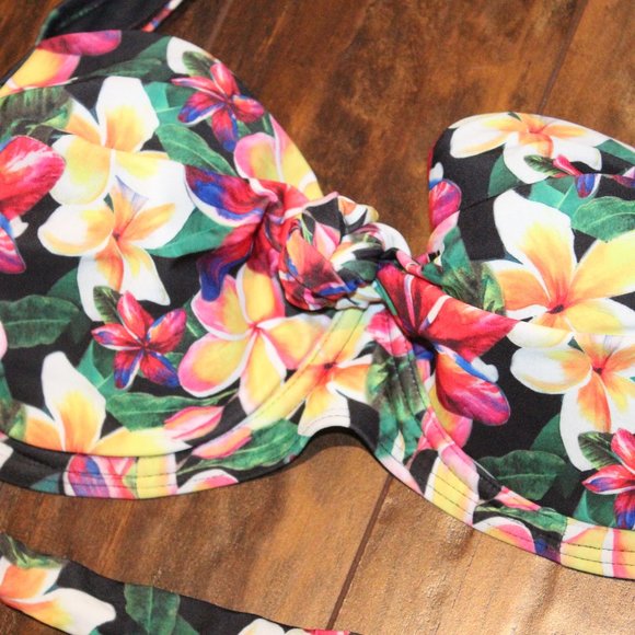 3/$25 🏷 La Vie en Rose Swim Top - Picture 2 of 3